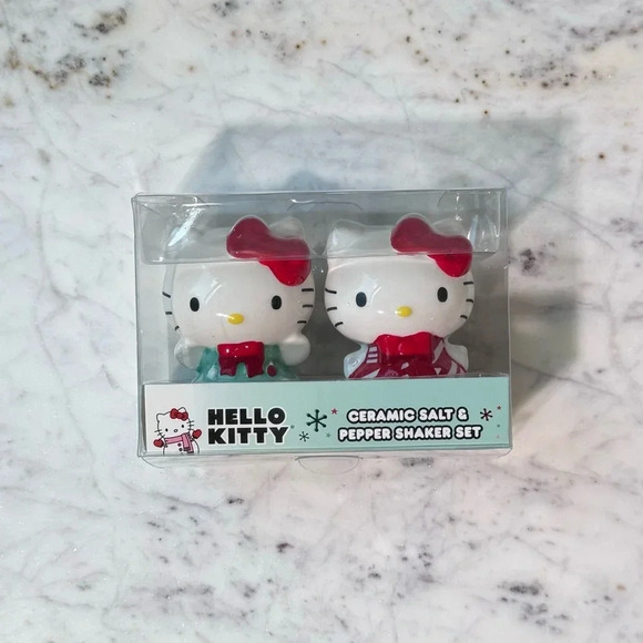 Hello Kitty Christmas Salt and Pepper Shakers - NEW - Picture 1 of 4